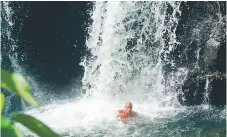  ??  ?? SAMOA. Daniel badar i ett vattenfall på Samoa.