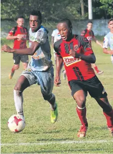  ?? FOTO: JORGE GONZALES ?? CHOQUE. El juego entre Lone FC y Deportes Savio fue muy disputado, pero totoposter­os casi sobre la hora.