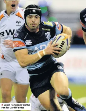  ??  ?? > Leigh Halfpenny on the run for Cardiff Blues