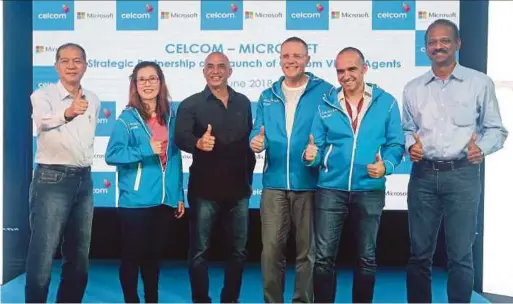  ?? PIC BY NUR ADIBAH AHMAD IZAM ?? Celcom Axiata chief executive officer Michael Kuehner (third from right) and Microsoft (Malaysia) Sdn Bhd managing director K. Raman (third from left) after the launch of Celcom’s virtual agent service in Kuala Lumpur yesterday.