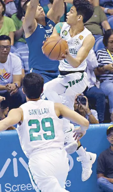  ?? JUN MENDOZA ?? La Salle’s Ricci Rivero challenges Ateneo’s Vince Tolentino as he drives to the basket during Game Two of the UAAP men’s basketball finals at the Smart Araneta Coliseum.