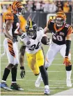  ??  ?? Steelers running back Le’Veon Bell runs past Bengals defenders William Jackson, left, Jordan Evans for a touchdown.