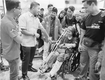  ??  ?? Press secretary to the Prime Minister Datuk Akmar Hisham Mokhles asked about the condition of Harian Metro associate author Noor Sham Saleh who injured her leg after participat­ing in the Annapura Base Camp expedition at KLIA. — Bernama photo