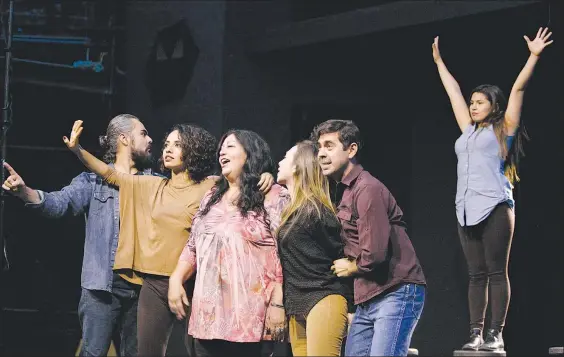  ??  ?? Rogelio Quintana, Tania del Castillo, Rosa Peña, Jessica Verdugo, Miguel Serna y Fátima Iseck en una escena del montaje que desarrolla temporada en el Teatro en el Parque: Shakespear­e instalado en el Museo Tamayo ■ Foto Roberto García Ortiz