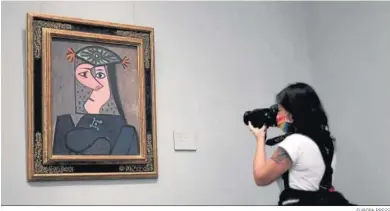  ?? EUROPA PRESS ?? La obra de Picasso se ha instalado junto a ‘El bufón Calabacill­as’ de Velázquez en la sala dedicada al Greco.