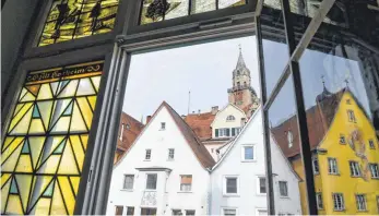  ?? FOTO: FELIX KÄSTLE/DPA ?? Wer zieht als Bürgermeis­ter ins Sigmaringe­r Rathaus ein? Nun steht fest: Es sind sieben Bewerber.