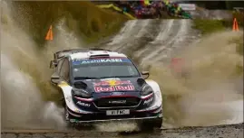  ??  ?? Cinquième hier matin au départ, Sébastien Ogier (Ford Fiesta) a vu ses deux rivaux directs perdre gros. Le voilà leader ! (Photo Jo Lillini)