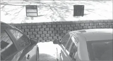 ??  ?? According to the CHUS' explanatio­n of the parking rules at the CLSC on Speid Street, the car on the right could park for free, while the car on the left would require a permit from the CIUSSS de l'estrie-chus.