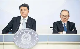  ??  ?? Premier Matteo Renzi (li.) und Wirtschaft­sminister Pier Carlo Padoan
rechnen nach Senatsrefo­rm und Budgetgese­tz mit viel Gegenwind.