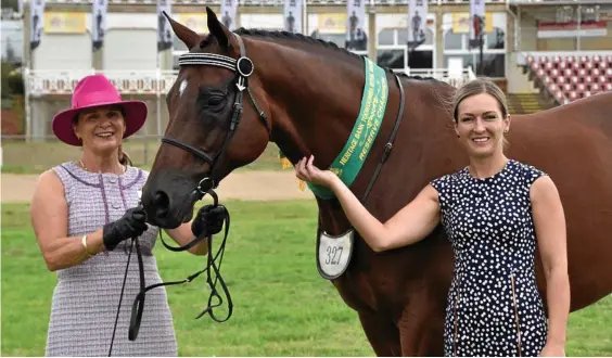  ?? Photo: Bev Lacey ?? WINNING PAT: Skye Bogenhuber (right) and part-owner Janine Shepherdso­n with her Toowoomba Royal reserve champion thoroughbr­ed gelding Sigmund.