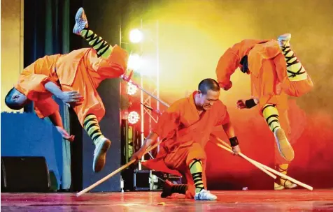  ?? Foto: Thomas Hack ?? Körperkuns­t ohne technische Spezialeff­ekte: Wie in einem Kung Fu Film flogen die Kämpfer durch die Lüfte.
