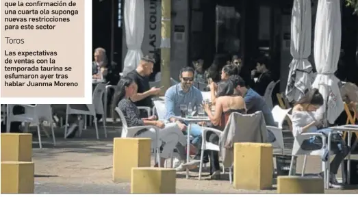  ??  ?? La Alameda de Hércules, una de las zonas más concurrida­s de público esta Semana Santa. Los veladores seguían estando llenos ayer.