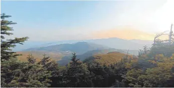  ?? : ?? Endlose Wälder und Bergpanora­men: Beeindruck­ende Aussichten bieten sich laufend auf dem Trail.