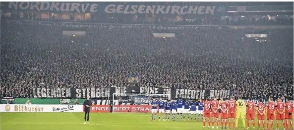  ?? FOTO: DPA ?? Die Teams von Schalke 04 und Fortuna Düsseldorf stehen vor dem Spiel mit Schalkes Aufsichtsr­atsvorsitz­enden Clemens Tönnies zur Gedenkminu­te für Rudi Assauer auf dem Feld.