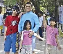  ??  ?? GSIS president Jesus Clint Aranas with children JC, Sandy and Paco.