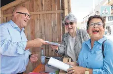  ??  ?? Hubert Frank wirbt mit Heften und guter Laune für die Wohnungen in der „Neuen Mitte“an der Hauptstraß­e und Albert-Reis-Straße.