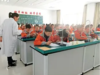  ??  ?? Laboratori­o en la Escuela Secundaria n.º 2 de Naqu, en la ciudad de Lhasa.