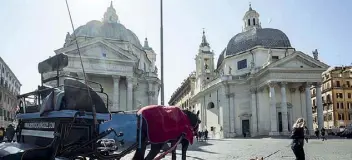  ??  ?? Piazza del Popolo Una botticella, tanti turisti e romani. La piazza torna all’antico splendore