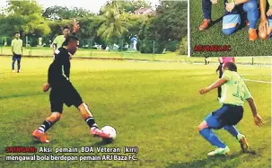  ??  ?? SAINGAN: Aksi pemain BDA Veteran ( kiri) mengawal bola berdepan pemain ARJ Baza FC. ARJ BAZA FC