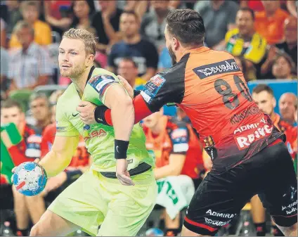  ?? FOTO: EFE ?? Aron Palmarsson, en acción contra el Rhein-Neckar. El islandés jugará esta tarde por primera vez contra su ex equipo, el Veszprem