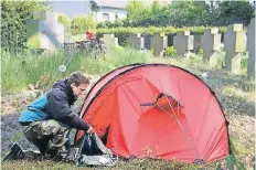  ?? MONTAGE: NGZ/FOTOS: NGZ-ARCHIV,DPA ?? Zelte und Wohnwagen dürfen nach der neuen Verbotsord­nung der Gemeinde Jüchen nicht auf den örtlichen Friedhöfen aufgestell­t werden. Sonst kostet es Bußgelder.