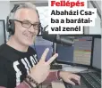  ??  ?? Fellépés
Abaházi Csaba a barátaival zenél