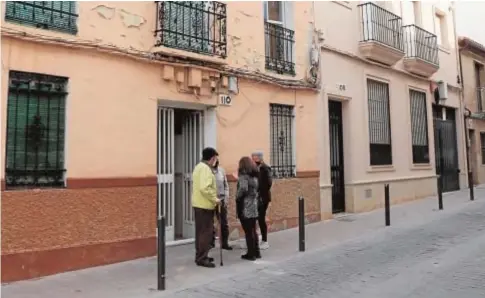  ?? J. M. GARCÍA ?? Vecinos de la calle Mediabarba delante del inmueble número 110, uno de los okupados