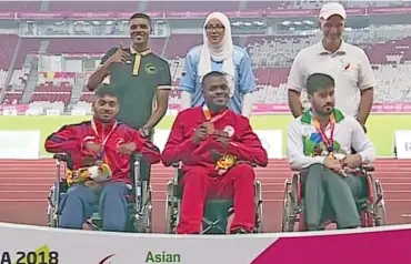  ??  ?? Mohammed al Mashaykhi (centre) is flanked by Mohammed al Qasmi (left) and Iran’s Younes Seifipour at the awards ceremony in Jakarta on Friday