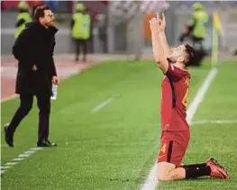  ?? [ FOTO REUTERS ] ?? Manolas menunjuk ke arah langit sebagai tanda menghormat­i Astori pada aksi Serie A, awal pagi semalam.