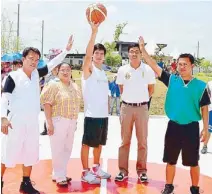  ??  ?? Ceremonial toss: Amaia team and Amaia homeowners in a friendly match at the Amaia Scapes Laguna hard court, with Chris Tiu and Amaia officers Jeanette Saturnino and Rodney Reyes