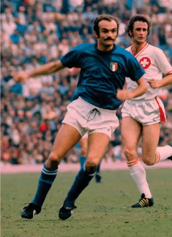  ?? GETTY ?? Ventidue gol Mazzola ha segnato 22 gol in nazionale. Qui lo vediamo contro la Svizzera a Roma il 20-10-73
con velocità e pericolosi­tà compattand­o le linee di centrocamp­o e di attacco. Il c.t. ha creato un bel meccanismo».