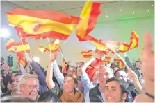  ?? |AP ?? Seguidores del partido ultraderec­hista español Vox en Sevilla, España, festejan los resultados de las elecciones