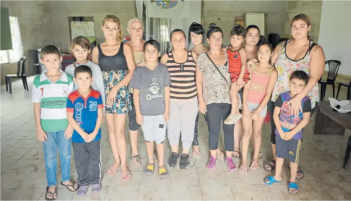  ?? FOTOS: GERARDO DELL’ORO ?? A la espera. Carmen Figueredo, Cristina Alboni, María Melgarejo, Soledad González y Diana De La Rosa, con sus hijos, piden una solución a la falta de vacantes.