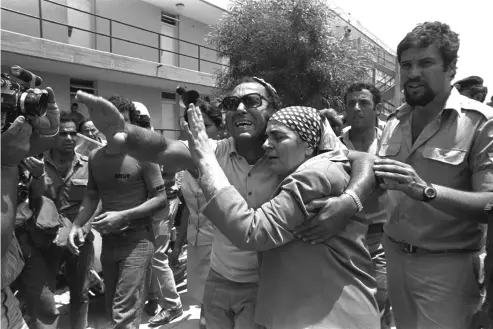  ?? (Moshe Milner/GPO) ?? FAMILY MEMBERS reunite at Ben-Gurion Airport.