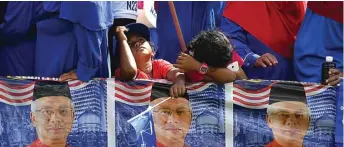  ?? STRINGER/REUTERS ?? PARTAI BERKUASA: Seorang anak menghadiri kampanye Barisan Nasional di Pekan, Pahang, Sabtu (28/4).