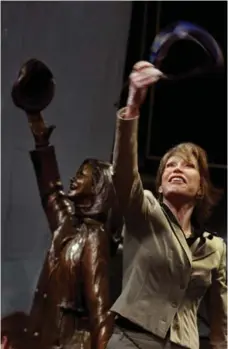  ?? JERRY HOLT/STAR TRIBUNE/THE ASSOCIATED PRESS FILE PHOTO ?? Mary Tyler Moore stands beside a statue depicting her famous tam toss.