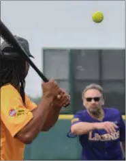  ?? ERIC BONZAR — THE MORNING JOURNAL ?? Former Browns defensive tackle Bob Golic tosses batting practice pitches to former Browns wide receiver Josh Cribbs.
