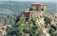  ??  ?? Il castello di Valsinni, in Basilicata, dove nacque, visse e venne uccisa la poetessa Isabella Morra (15201546): le sue poesie vennero pubblicate per la prima volta nel 1552