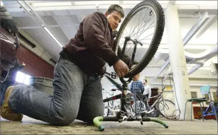  ?? JOHN RENNISON, THE HAMILTON SPECTATOR ?? Dalton Yates, 15, (above) works on the front brakes in a bicycle shop class at Delta Secondary.