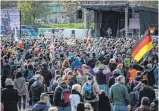  ?? FOTO: CHRISTOPH SCHMIDT/DPA ?? An der Demonstrat­ion in Stuttgart nahmen am Samstag rund 15 000 Menschen teil.