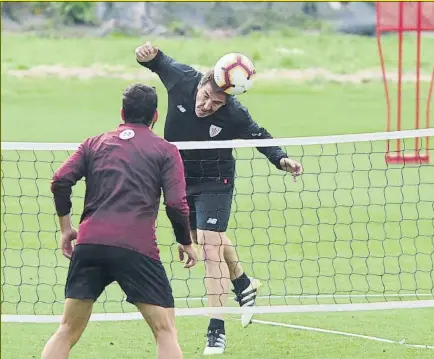  ?? FOTO: MIREYA LÓPEZ ?? Berizzo remata de cabeza en un partidillo de fútbol-tenis durante un entrenamie­nto en Lezama