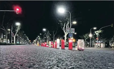  ?? JOAN LANUZA ?? Los rituales. Hasta ahora las manifestac­iones en Catalunya han sido pacíficas; hay una conciencia profunda entre la población, pese a las divergenci­as, de que no se pueden dilapidar valores como la paz o el bienestar