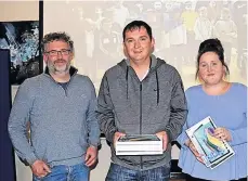  ?? ?? Donation Rotarian Peter Laisen with darts coaches Sean and Cherrise Fender of Strathearn Youth Darts Academy, which received tablet computers