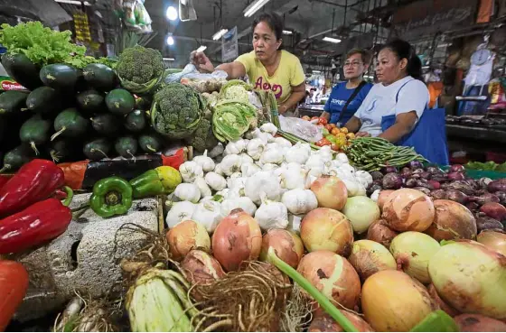  ?? —GRIG C. MONTEGRAND­E ?? PRICE SPIKE With August inflation recorded at 6.4 percent, prices of vegetables and other food items have risen, like these sold at Commonweal­th Market in Quezon City.