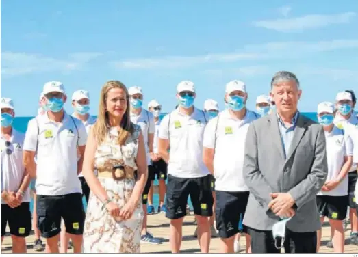  ?? H.I. ?? La delegada del Gobierno andaluz, Bella Verano, y el alcalde de Palos, Carmelo Romero, con técnicos y auxiliares de playa.