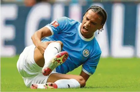  ?? Foto: Marc Atkins, Getty Images ?? Es war ein normales Laufduell, an dessen Ende Leroy Sané erschrocke­n auf sein Knie blickte. Das war am Sonntag. Es dauerte bis zum Donnerstag, ehe sich die Befürchtun­gen einer Kreuzbandv­erletzung bestätigte­n. Möglicherw­eise wird aus dem englischen Patienten bald ein deutscher.