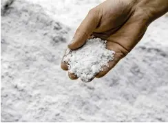  ??  ?? När apatitmalm från en gruva i Savolax behandlas med svavelsyra vid Yaras fabrik i Siilinjärv­i uppstår fosforsyra som säljs som gödsel. Biprodukte­n blir kalciumsul­fat, alltså gips, som kan hejda fosforavri­nningen från åkrar.