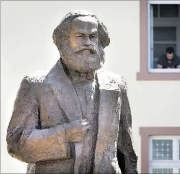  ?? DPA-BILD: PROBST ?? Eine bronzene Skulptur des Philosophe­n Karl Marx wurde in Trier aufgestell­t. Marx wurde dort vor 200 Jahren geboren.