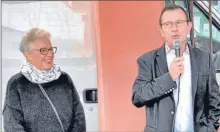  ??  ?? Le maire Marc Médina et la souriante Frieda déléguée du quartier 5