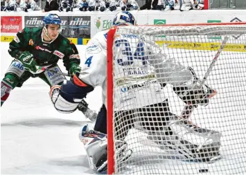  ?? Foto: Siegfried Kerpf ?? Mark Cundari bezwang Iserlohns Keeper Chet Pickard bereits in der regulären Spielzeit. Im Penaltysch­ießen überwand er den Tor hüter zwei weitere Male und sorgte so für den Augsburger Sieg.